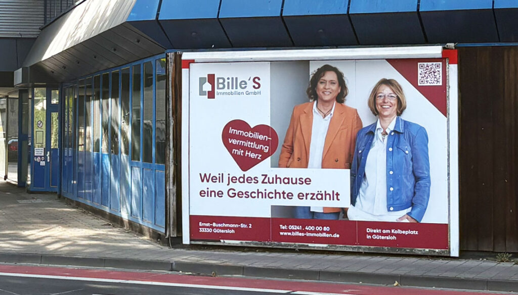 Die neue Werbetafel für Bille'S Immobilien am Stohlmannplatz in Gütersloh