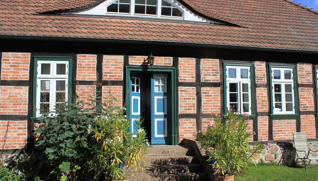 Ein altes Familenhaus mit Garten und offener Eingangstür